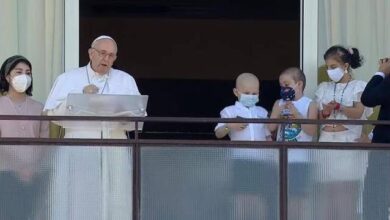 Photo of El Papa rezó el Ángelus desde un balcón del Gemelli: «Hay que salvar las instituciones gratuitas»