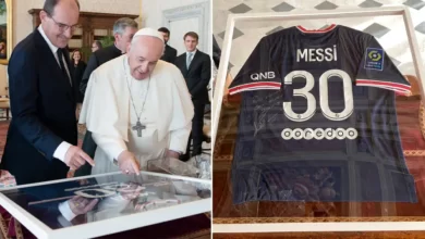 Photo of Messi regala camiseta autografiada del PSG al Papa Francisco