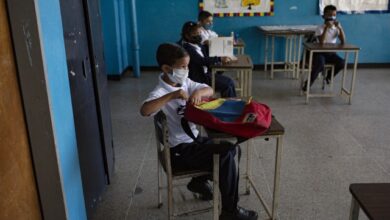 Photo of Venezuela: “Muchos niños van a la escuela porque necesitan comer”