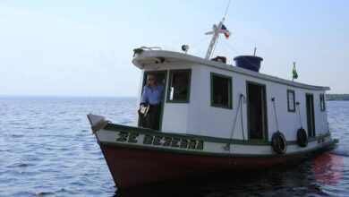 Photo of La barca que lleva la alegría del Evangelio: este misionero evangeliza así en 35 dispersos pueblos