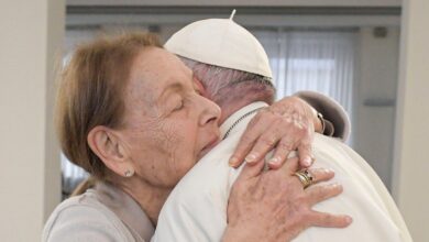 Photo of El Papa le regala un chal de lana y Edith Bruck se rinde ante la ternura de Francisco