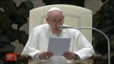 Photo of El Papa: «Dignidad no es llevar el pan a casa, porque eso puedes conseguirlo en Cáritas. Lo que da dignidad es ganárselo»
