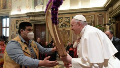 Photo of Indígenas canadienses en el Vaticano y la disculpa del Papa: y a la iglesia católica, ¿quién le pide una disculpa?