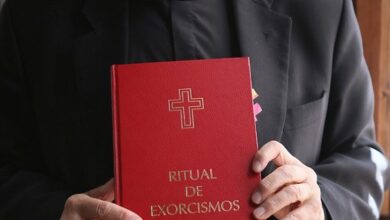 Photo of Obispo auxiliar suizo sobre su único exorcismo: «Su cuerpo se retorcía como en la película ‘El Exorcista’»