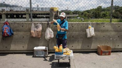 Photo of Los empleados públicos en Venezuela alternan su trabajo con la economía informal