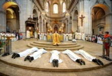 Photo of ¿Por qué los futuros sacerdotes se estiran en el suelo en su ordenación?