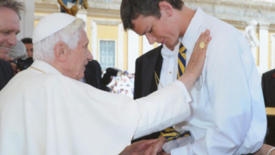 Photo of Sanó de cáncer después de que el papa Benedicto lo bendijera y ahora es sacerdote