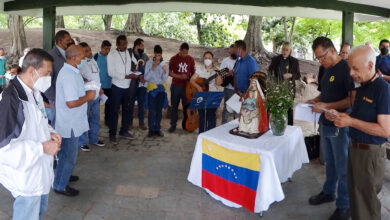 Photo of Hombres Rezando el Rosario en Venezuela: “Por algo el diablo le teme a la Virgen María”