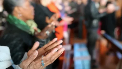 Photo of ¿Se pueden abrir las manos al rezar el Padrenuestro en misa?