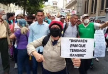 Photo of «Disparen pan que tenemos hambre», la pancarta de una abuela en Venezuela