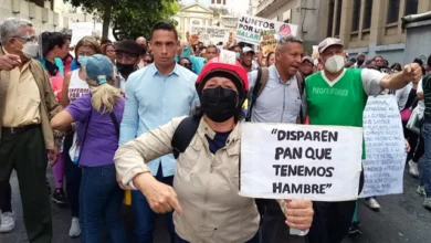 Photo of «Disparen pan que tenemos hambre», la pancarta de una abuela en Venezuela