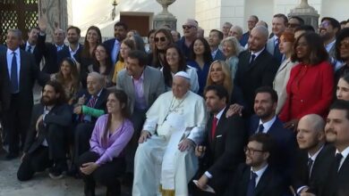 Photo of Papa Francisco recibe a artistas como J. Balvin, Andrea Bocelli y Eduardo Verástegui