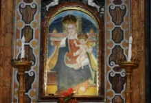 Photo of Las misteriosas llamas suspendidas alrededor de una imagen de María