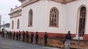 Photo of Policía de la dictadura asedia iglesia católica e impide procesión en Nicaragua