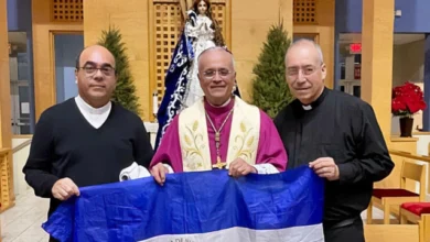 Photo of Nicaragua: Obispo Báez y padre Román entre los 94 despojados de su nacionalidad